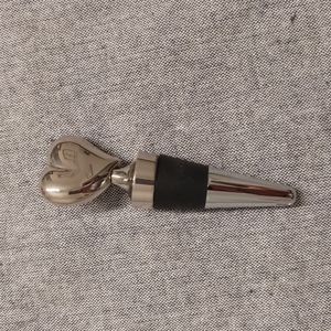 Silver heart wine stopper
